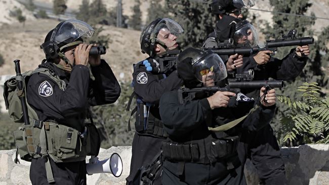 Israeli forces fire tear gas during clashes with Palestinian protesters in East al-Quds (Jerusalem) on October 24, 2014.